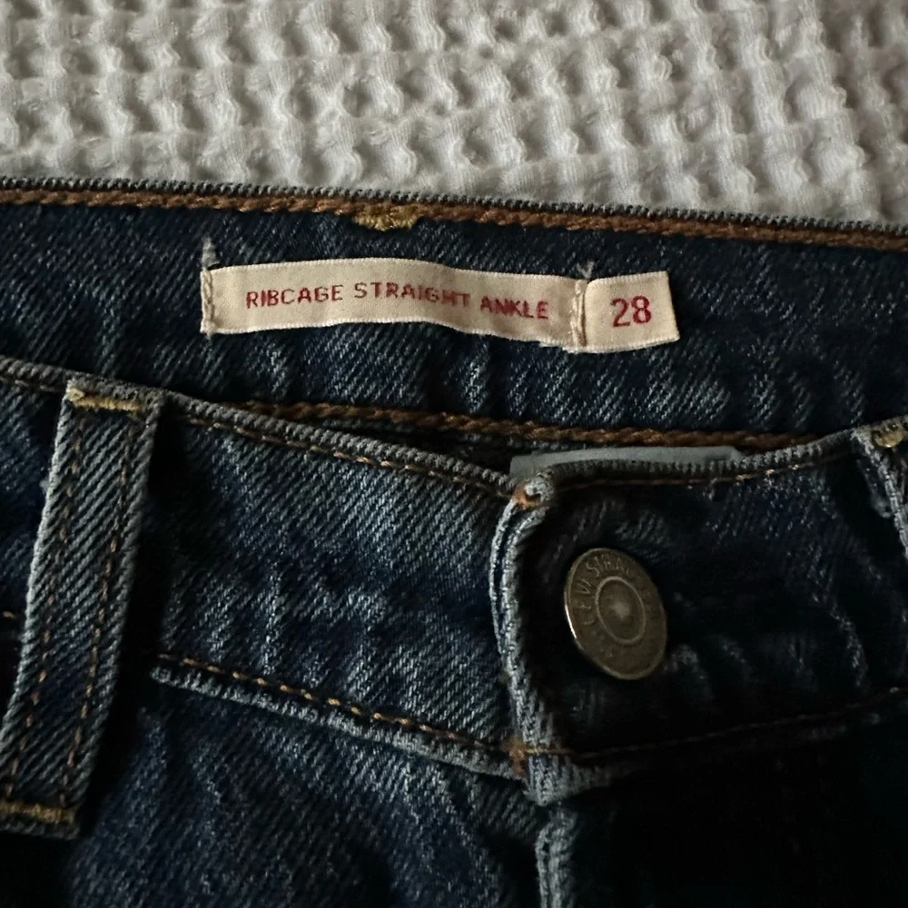 Levi’s Ribcage Straight Ankle Jeans - Picture 5 of 10